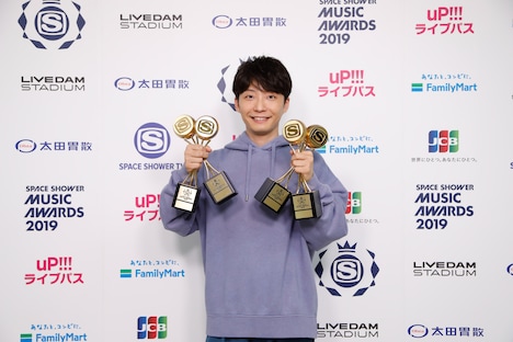 ARTIST OF THE YEAR、PEOPLE'S CHOICE、ALBUM OF THE YEAR、BEST POP ARTISTを受賞した星野源。