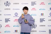 BEST POP ARTISTを受賞した星野源。