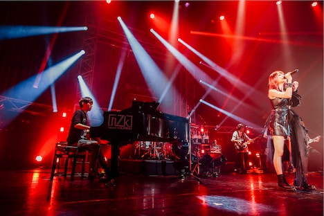 澤野弘之とLiSAのコラボの様子。