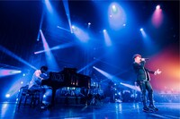 澤野弘之と西川貴教のコラボの様子。