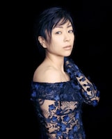 BEST FEMALE ARTISTを受賞した宇多田ヒカル。