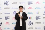 BEST VIDEO DIRECTORを受賞した山田智和。