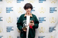 BEST MALE ARTISTを受賞した米津玄師。