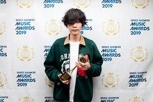BEST MALE ARTISTを受賞した米津玄師。