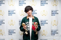 BEST MALE ARTISTとSONG OF THE YEARを受賞した米津玄師。