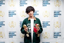 BEST MALE ARTISTとSONG OF THE YEARを受賞した米津玄師。