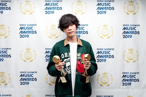 BEST MALE ARTISTとSONG OF THE YEARを受賞した米津玄師。