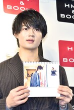 自身が選んだ写真について語る佐野勇斗（M!LK）。