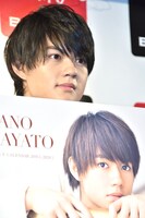 パネルの上から顔を出す佐野勇斗。