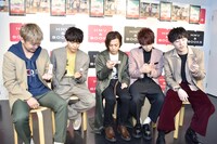 サイコロキャラメルをまじまじと見つめるDa-iCEの5人。