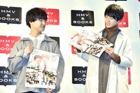 おまけページの説明をするさくらしめじ。