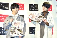 おまけページの説明をするさくらしめじ。