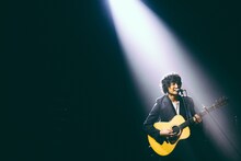 石崎ひゅーいのライブパフォーマンスの様子。