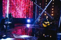 石崎ひゅーいのライブパフォーマンスの様子。