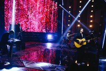 石崎ひゅーいのライブパフォーマンスの様子。