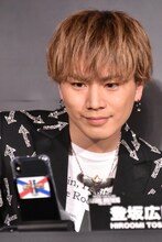 配信画面を見つめる登坂広臣。