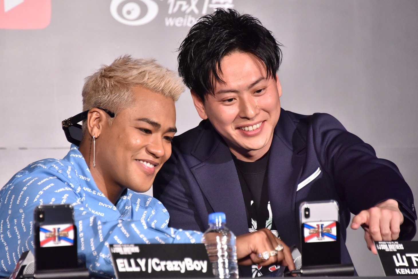 一緒に配信画面を操作するELLYと山下健二郎。