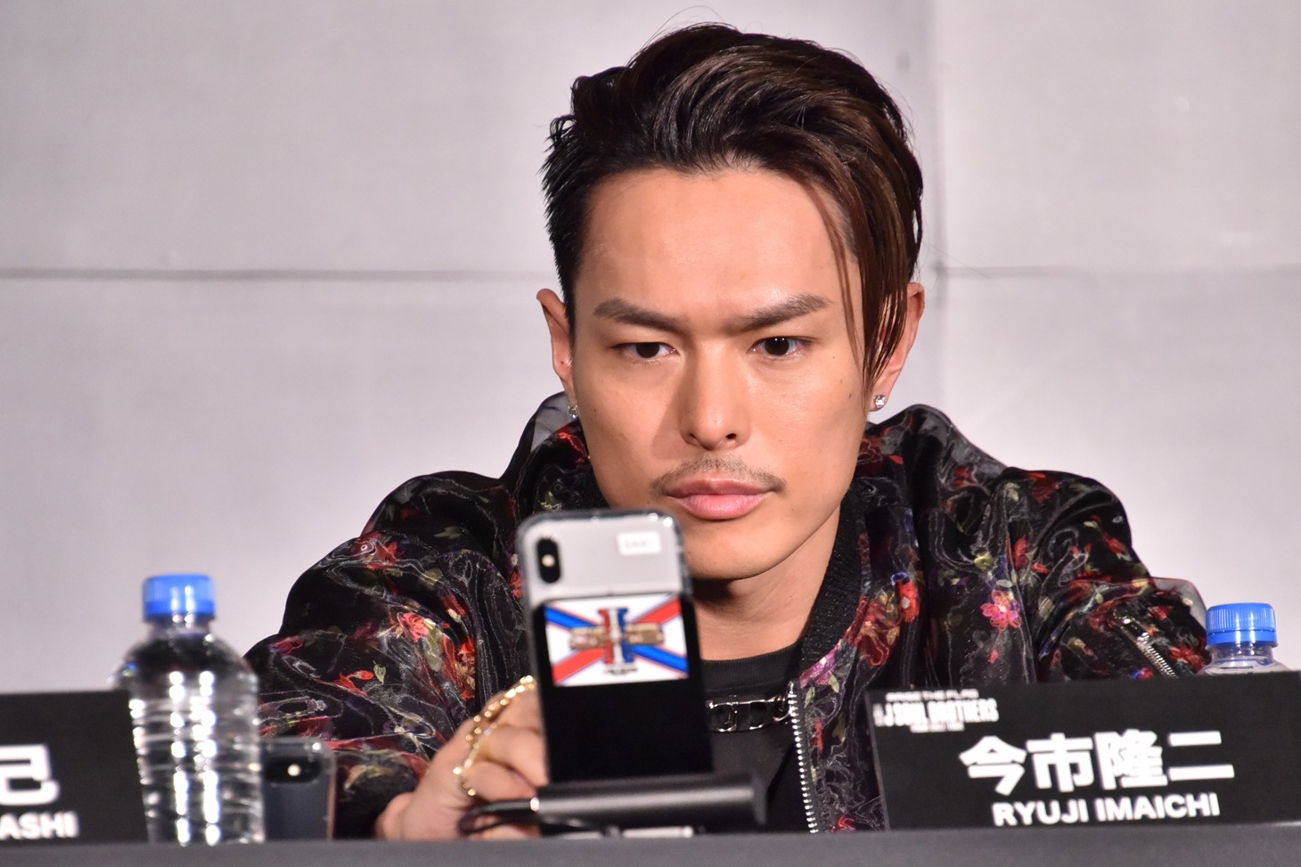 配信画面を凝視する今市隆二。