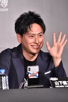 会場のファンに手を振る山下健二郎。