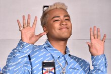 会場のファンに手を振るELLY。