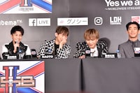 イベントの様子。岩田剛典（左）のコメント中も配信画面に向かってアピールするNAOTO（左から2番目）、登坂広臣（左から3番目）と、2人を気にする小林直己（右）。