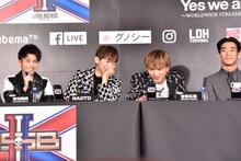 イベントの様子。岩田剛典（左）のコメント中も配信画面に向かってアピールするNAOTO（左から2番目）、登坂広臣（左から3番目）と、2人を気にする小林直己（右）。