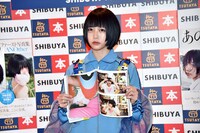 そうめんを食べているお気に入りのカットを見せるあの（ゆるめるモ！）。