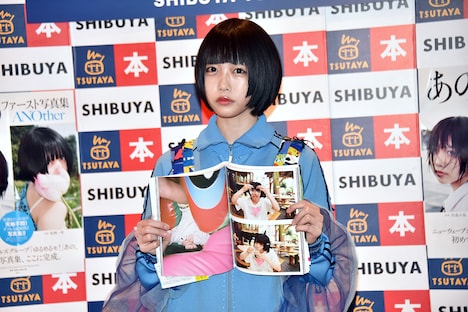 そうめんを食べているお気に入りのカットを見せるあの（ゆるめるモ！）。