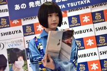 鹿児島・指宿市の海に飛び込むカットを見せるあの（ゆるめるモ！）。