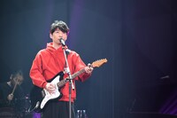 「桜の森」を歌う星野源。（撮影：岸田哲平）