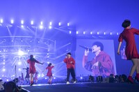 「Week End」を歌う星野源。（撮影：岸田哲平）