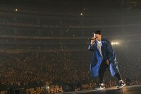 「Hello Song」を歌う星野源。（撮影：岸田哲平）