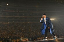 「Hello Song」を歌う星野源。（撮影：岸田哲平）