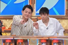 左からノブ（千鳥）、岸優太（King & Prince）。(c)フジテレビ