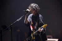 人気画像9位は「米津玄師、17万人以上動員の国内ツアー完走『誰1人この船から落としたくない』」より、米津玄師。（撮影：立脇卓）