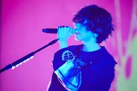 人気画像2位は「米津玄師、17万人以上動員の国内ツアー完走『誰1人この船から落としたくない』」より、米津玄師。（撮影：立脇卓）