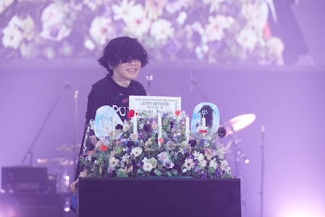 28歳の誕生日当日、3月10日の公演でバースデーサプライズを受けた米津玄師。(撮影:立脇卓)