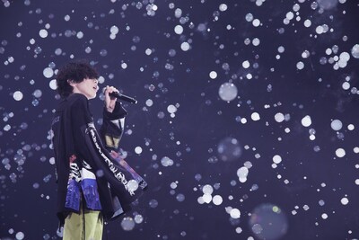 人気画像1位は「米津玄師、17万人以上動員の国内ツアー完走『誰1人この船から落としたくない』」より、「米津玄師 2019 TOUR / 脊椎がオパールになる頃」幕張メッセ国際展示場3月10日公演の様子。（撮影：立脇卓）