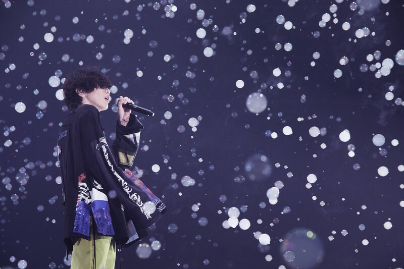 人気画像1位は「米津玄師、17万人以上動員の国内ツアー完走『誰1人この船から落としたくない』」より、「米津玄師 2019 TOUR / 脊椎がオパールになる頃」幕張メッセ国際展示場3月10日公演の様子。(撮影:立脇卓)