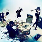 9mm Parabellum Bullet、ピンク色の空広がる荒野で激しく演奏