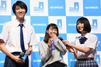 マッチングした高校生に話しかける古川毅（SUPER★DRAGON）と池間夏海。