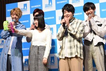 マッチングした高校生と商品をアピールするMrs. GREEN APPLE。