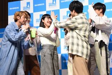 マッチングした高校生とハイタッチするMrs. GREEN APPLE。