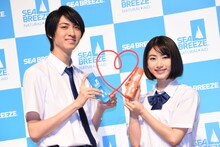 古川毅（SUPER★DRAGON）と池間夏海。