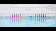 日向坂46「JOYFUL LOVE」ミュージックビデオのワンシーン。