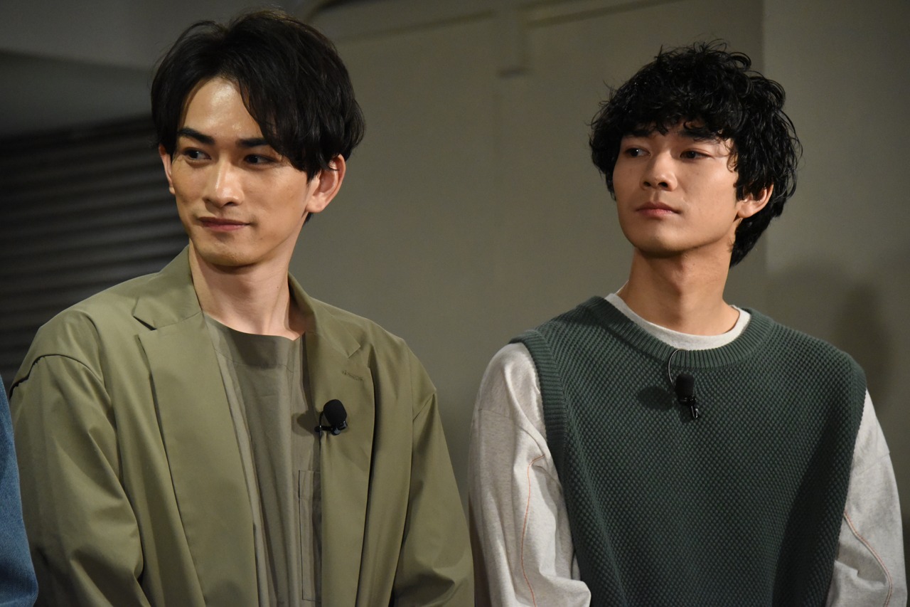 青チームの町田啓太、清原翔。