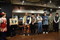 「伝説の玉子」を使った卵料理を作ることを告げられた王子たち（右）。