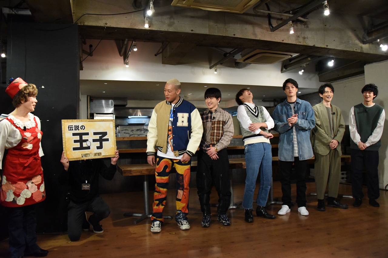 「伝説の玉子」を使った卵料理を作ることを告げられた王子たち（右）。