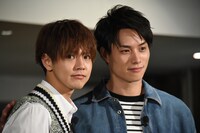赤チームの片寄涼太、鈴木伸之。