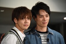 赤チームの片寄涼太、鈴木伸之。